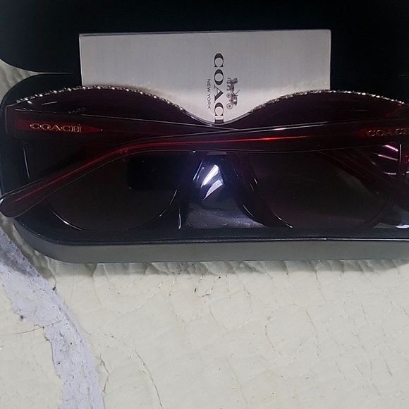 Women's red coach sunglasses in the box with gold chains on the top of the eye - Picture 10 of 10
